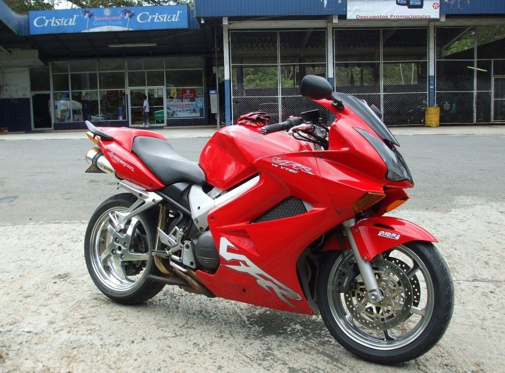 http://i217.photobucket.com/albums/cc262/motorfansclub/Honda%20Fairings/VFR800_0212/vfr800_3.jpg