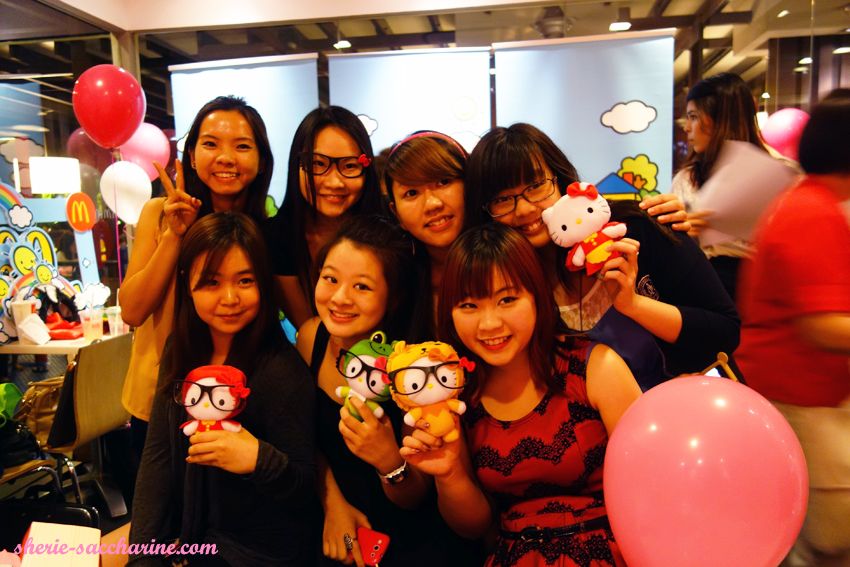  photo McdonaldsHelloKittyFairyTalesCollection2.jpg