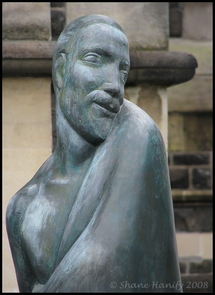 IMAGE: http://i217.photobucket.com/albums/cc83/low_orbt/Statue-esc.jpg