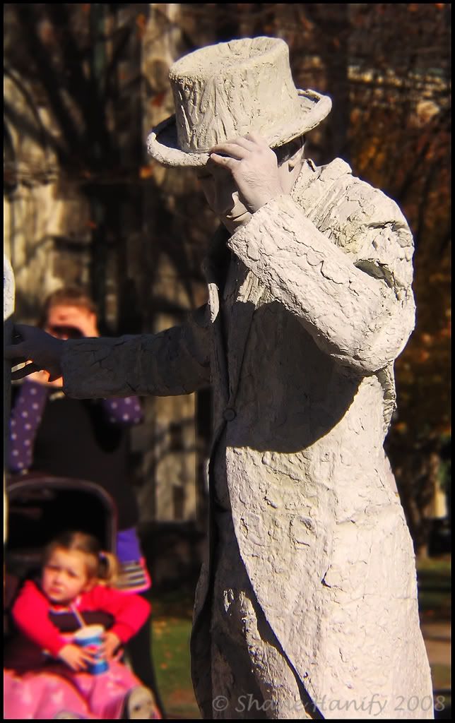 IMAGE: http://i217.photobucket.com/albums/cc83/low_orbt/Statueguy.jpg