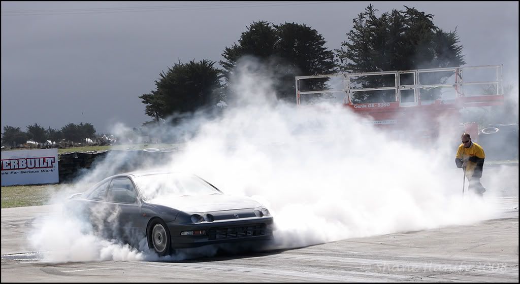 IMAGE: http://i217.photobucket.com/albums/cc83/low_orbt/buuuuuuurnout.jpg