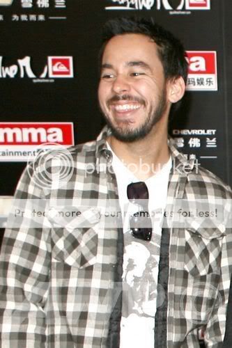 http://i217.photobucket.com/albums/cc190/sakurasgrl100/linkin%20park%20pics/MikeShinoda710.jpg